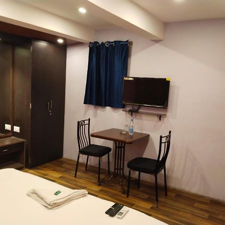 Hotel Ucs Колката Екстериор снимка