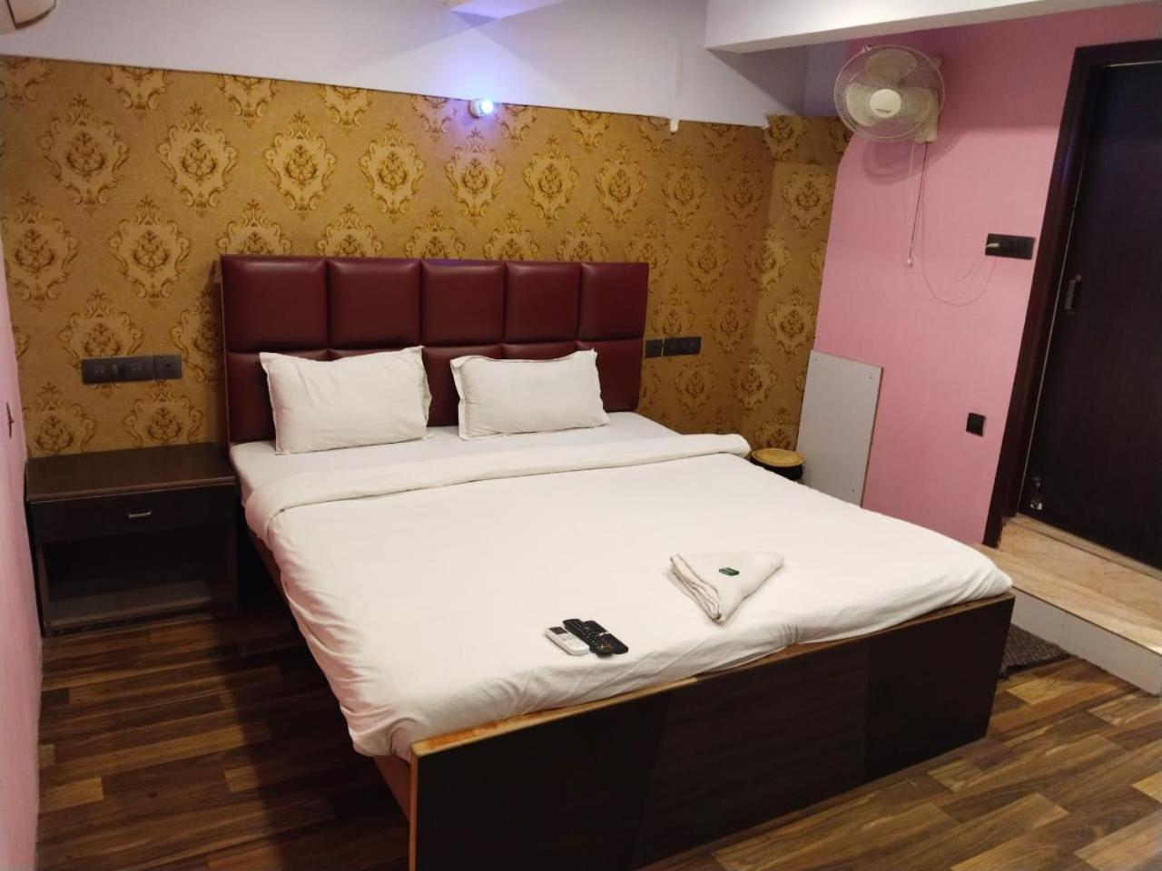 Hotel Ucs Колката Екстериор снимка