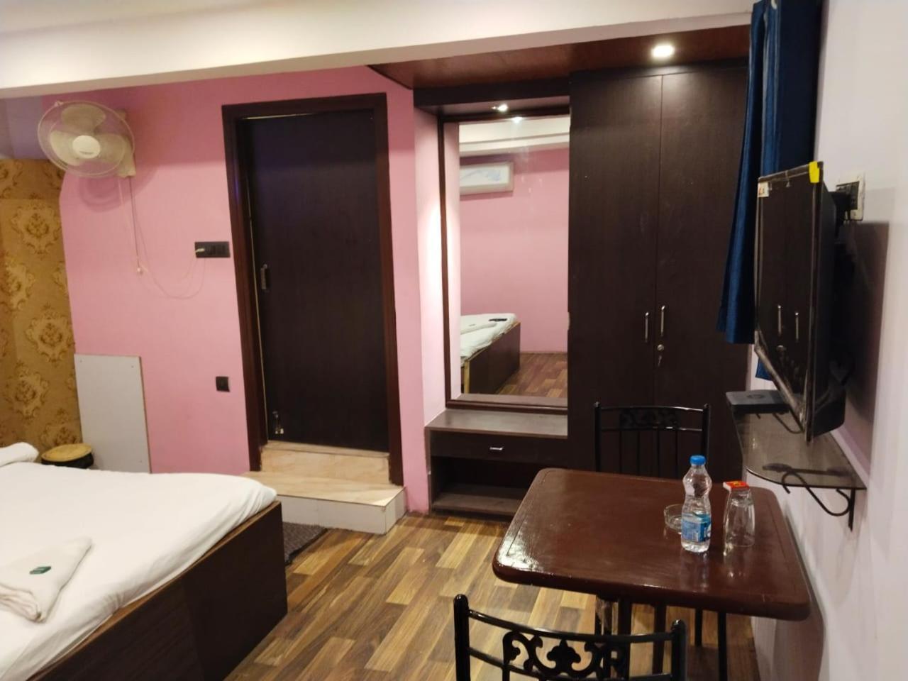 Hotel Ucs Колката Екстериор снимка