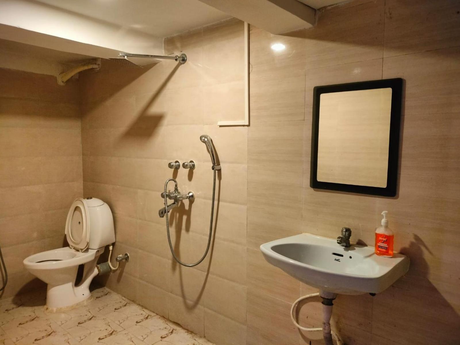 Hotel Ucs Колката Екстериор снимка