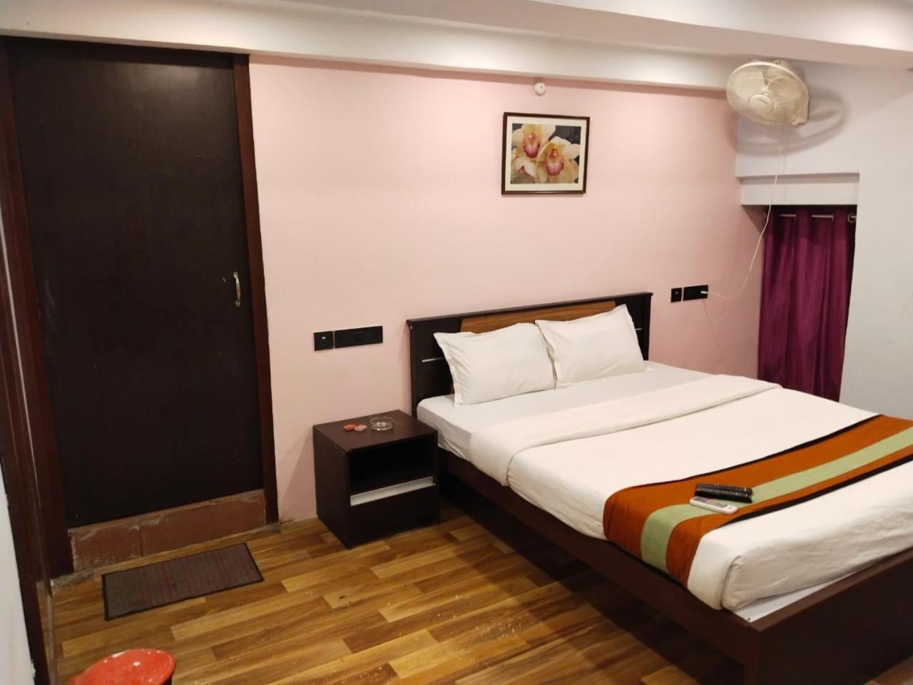 Hotel Ucs Колката Екстериор снимка
