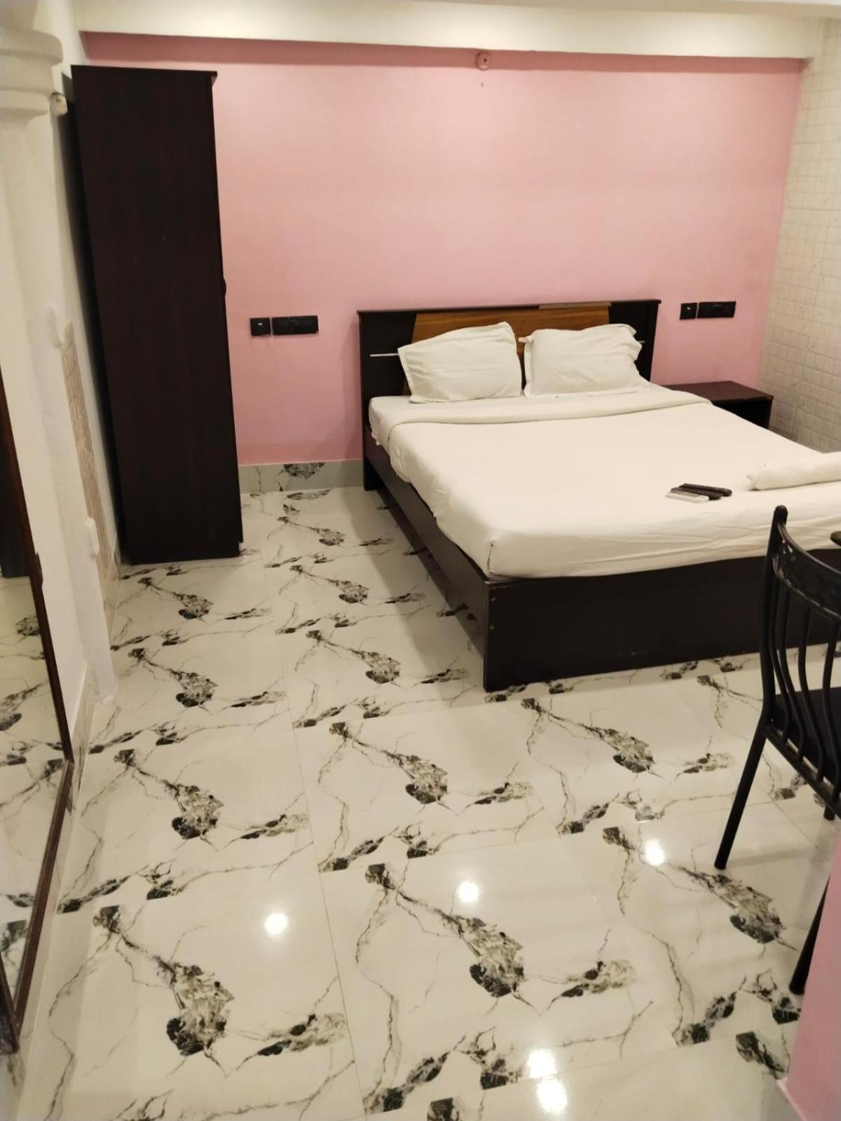 Hotel Ucs Колката Екстериор снимка